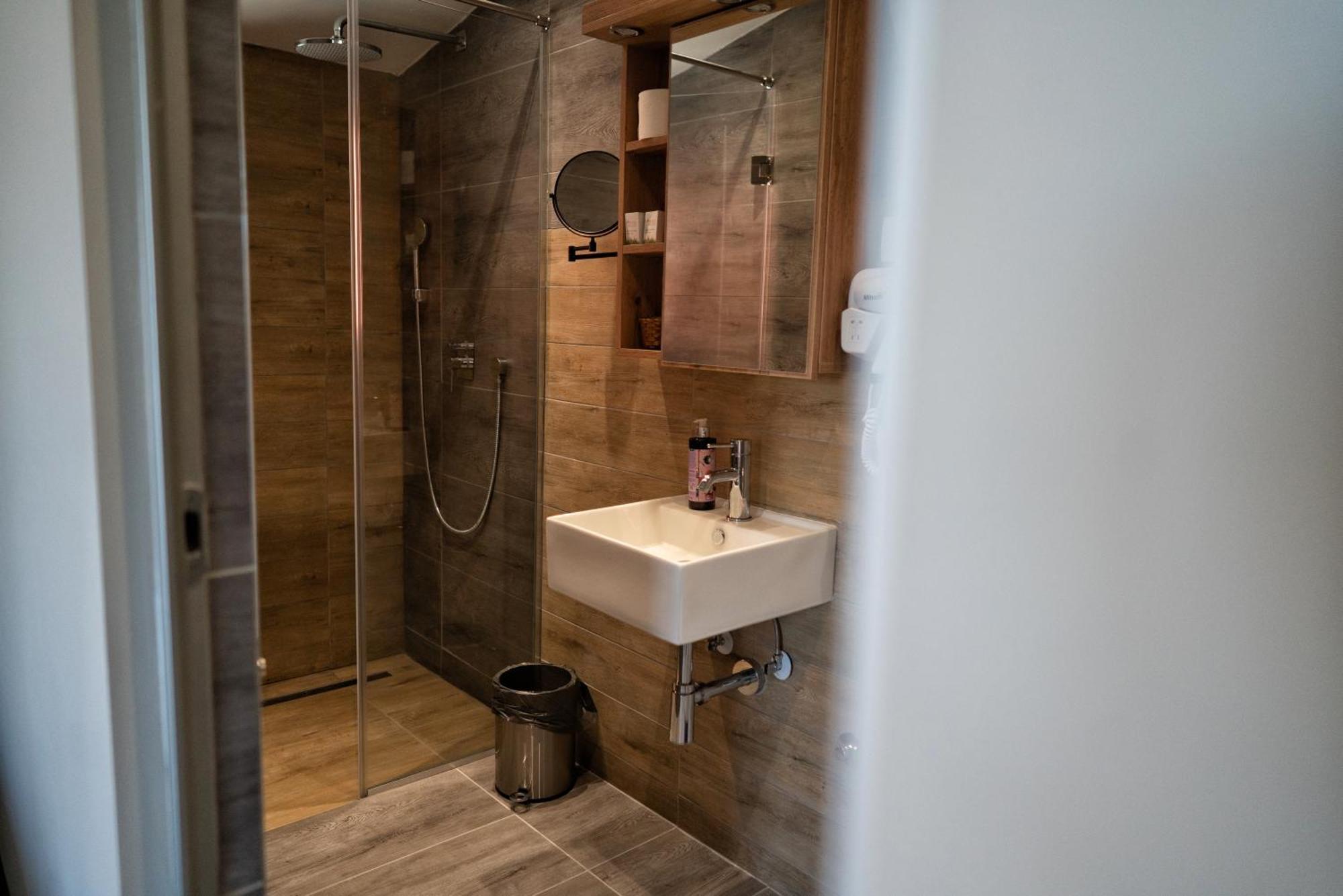 La Roue Hotell Vrsac Eksteriør bilde