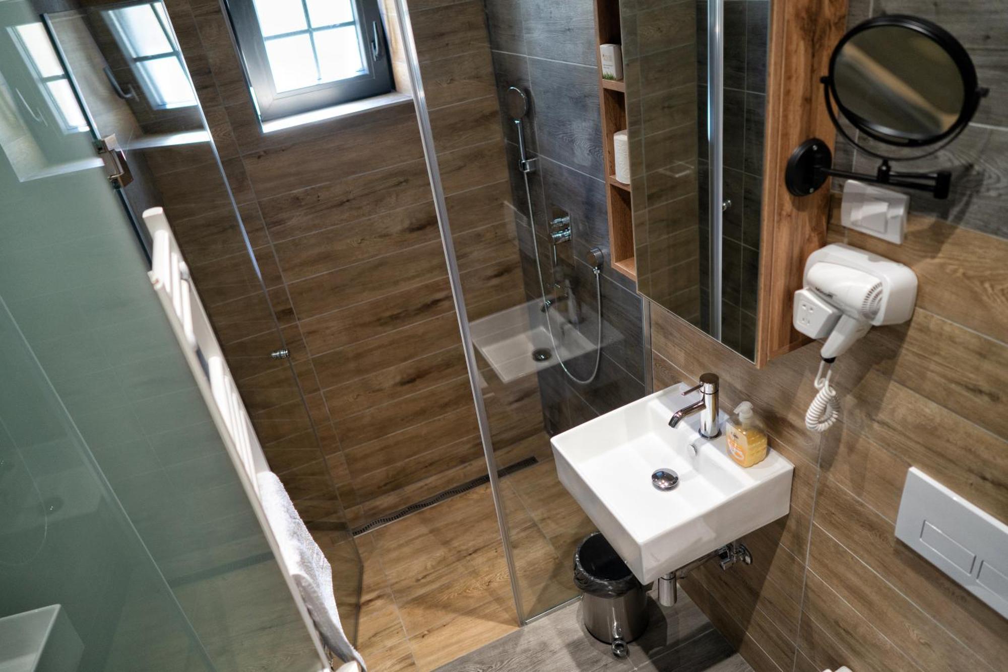 La Roue Hotell Vrsac Eksteriør bilde