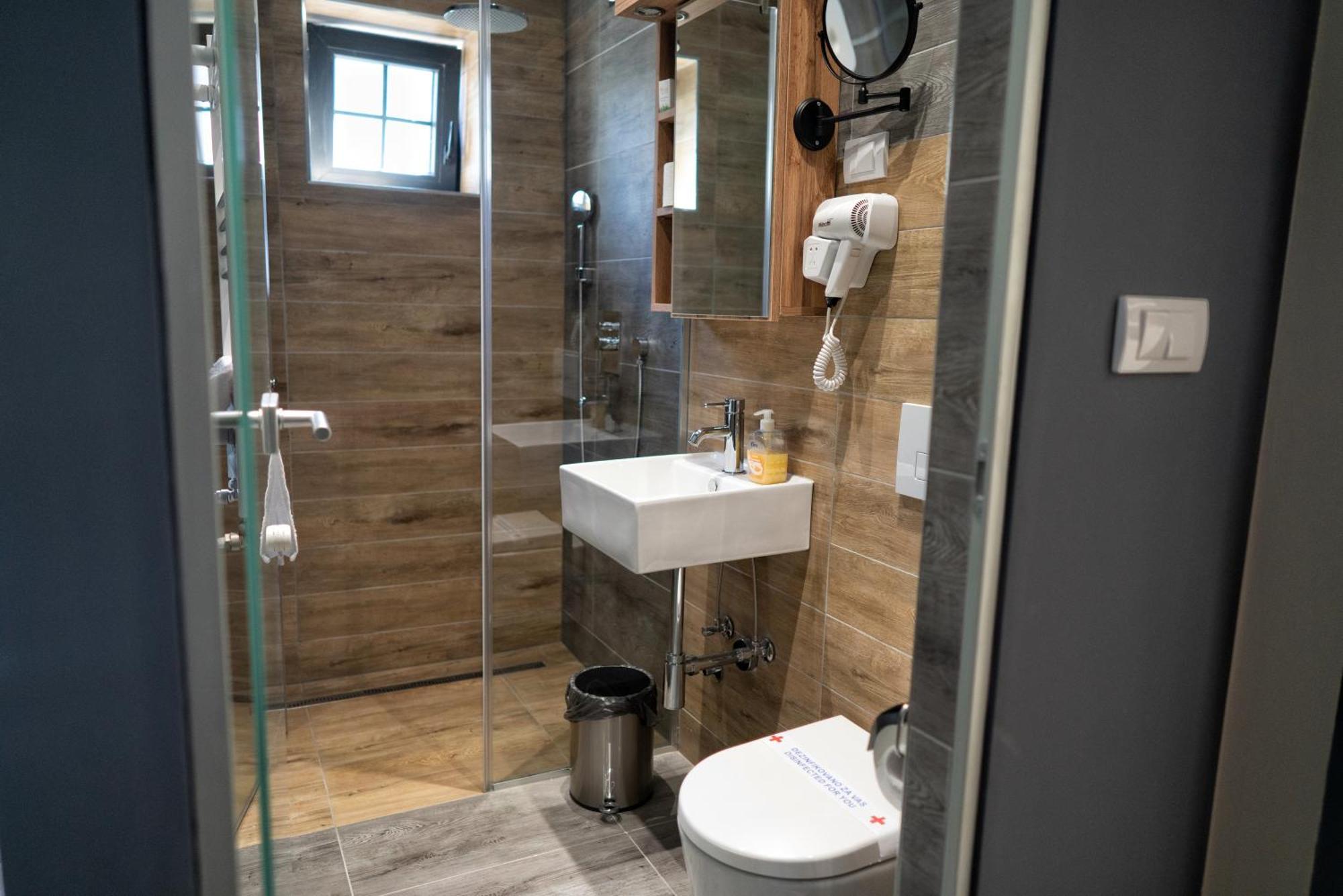 La Roue Hotell Vrsac Eksteriør bilde