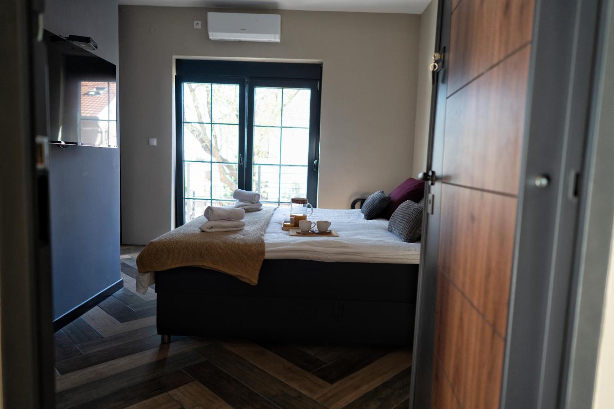 La Roue Hotell Vrsac Eksteriør bilde