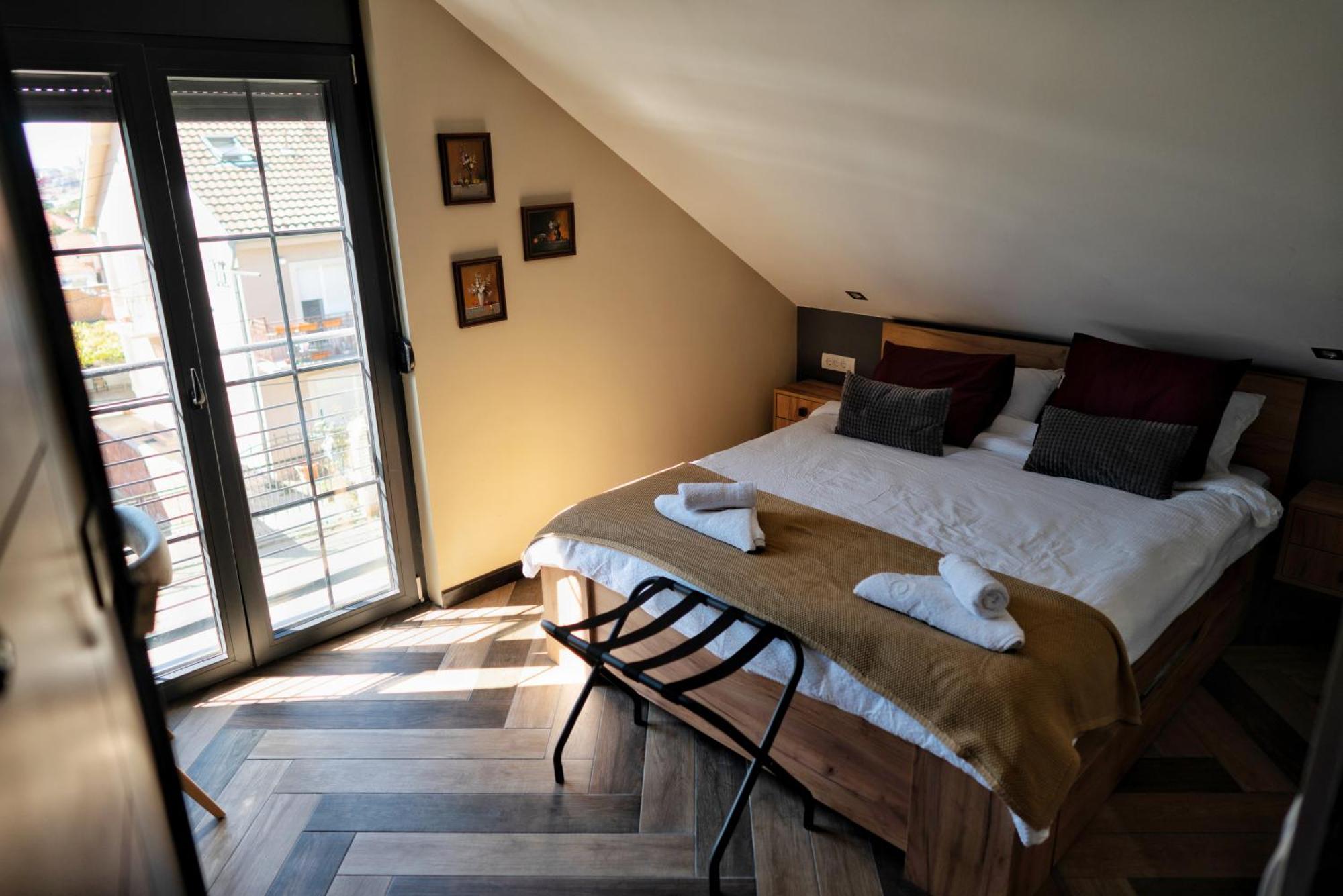 La Roue Hotell Vrsac Eksteriør bilde