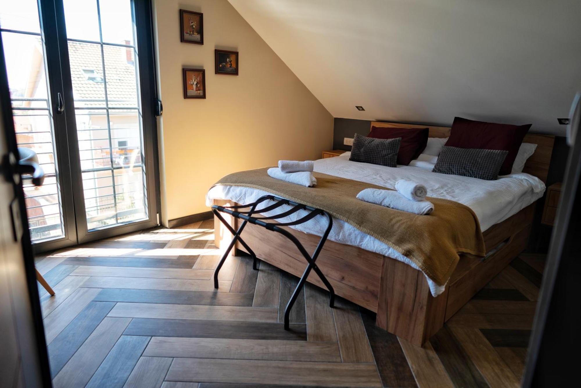 La Roue Hotell Vrsac Eksteriør bilde